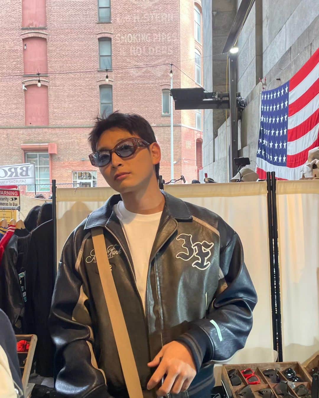 ジヌン のインスタグラム：「Hi guys! 내가 새로 get한 item 자랑 할거야! 너무 이쁜 sunglasses you know?? Umm.. A Little bit 흔들린 픽쳟는. Ma style」