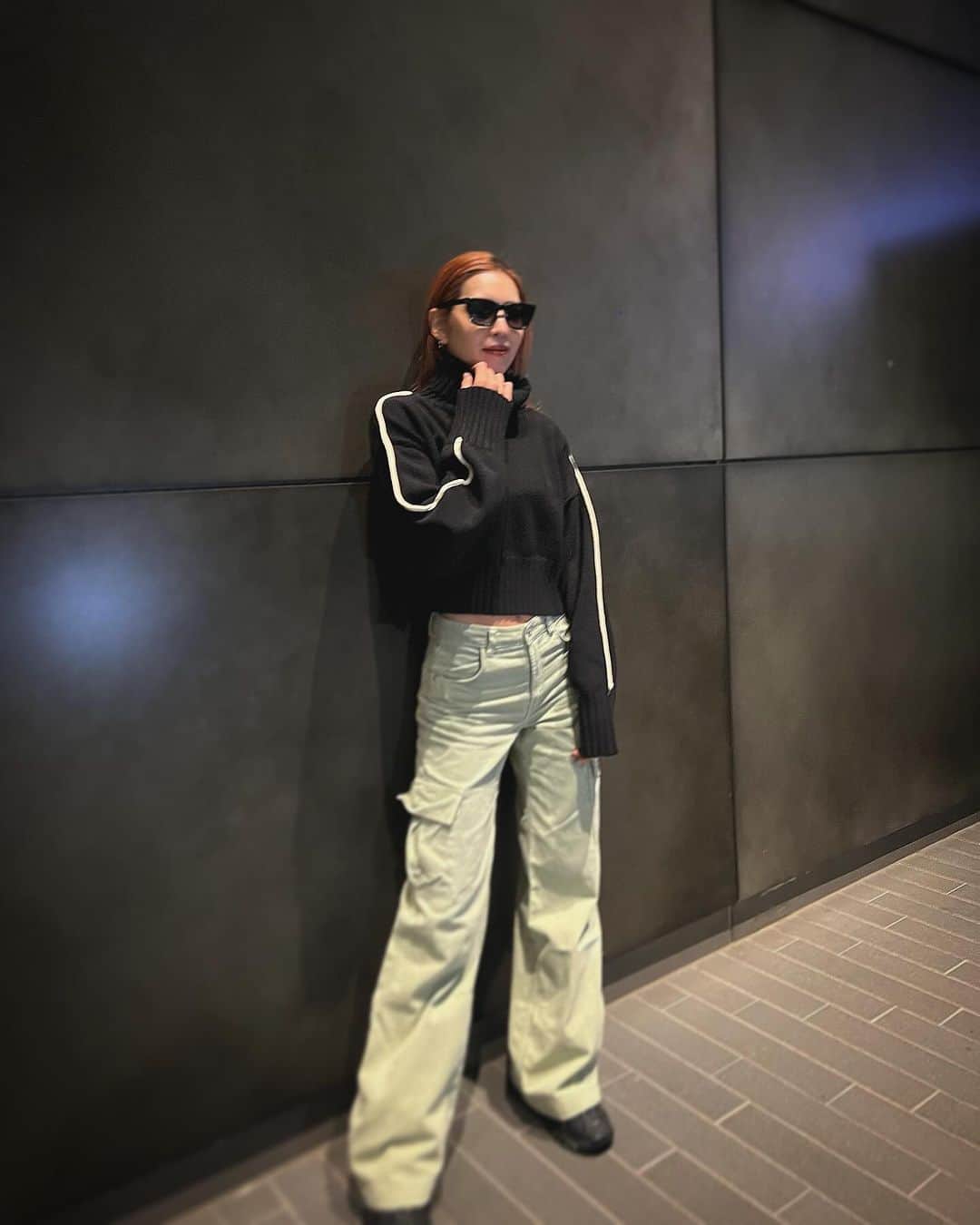 来夏さんのインスタグラム写真 - (来夏Instagram)「#🖤 いきなり冬な気温に参ってるけれど 衣替えでリフレッシュ👌  今年は黒ばかり集めがち🖤  サイドラインがアクセントになって 丈感もバランスの良い @amail_official のニット🧶  カメラマンさんのようになりきって イイネ！イイヨ！と言いながら 娘が撮ってくれました😂📸  #amail #アマイル #秋服 #冬服  #outfit #pr」11月12日 23時24分 - rairairaika