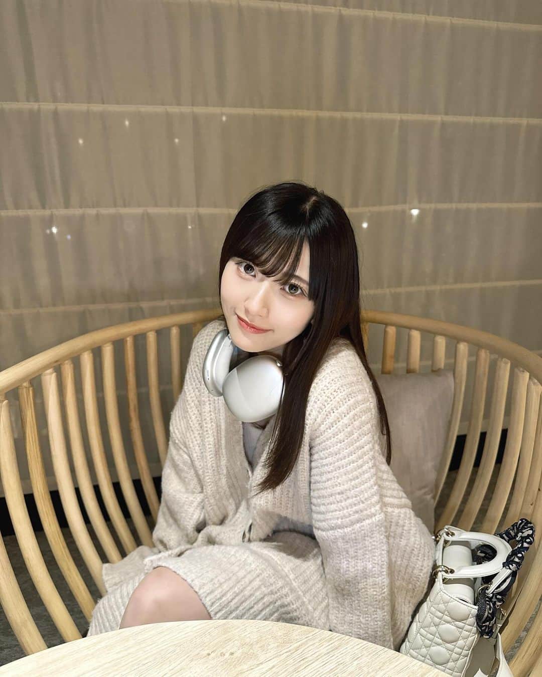 山田麻莉奈のインスタグラム：「. 寒くなってきて もこもこのニット着れるのがうれしい..🤍 冬のお洋服ほんとにかわいくて好き〜 いろいろ欲しくなっちゃう  #提供 @jumelle_jp」