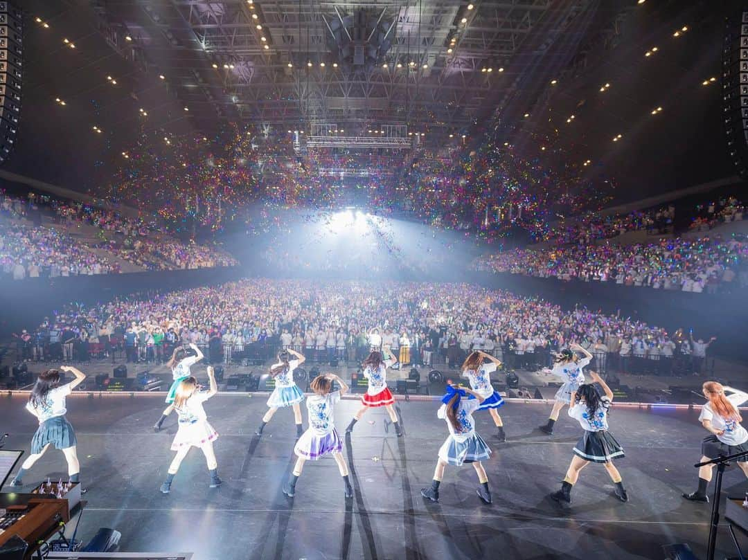 佐藤日向さんのインスタグラム写真 - (佐藤日向Instagram)「. 「少女☆歌劇 レヴュースタァライト」 バンドライブ "Starry Session” revival @幕張メッセ 2daysありがとうございました！ 1年の間に2回も幕張でライブをさせてもらえて 生の音楽に触れながらのパフォーマンスは なかなか出来ない経験で毎度気合も入るし この景色を目に焼き付けたい と心の底から思いながら舞台に立っています。 9人で居られる時間が 少なくなってきているのに、 それでもみんなといる時間って濃すぎて 会うたびに修学旅行の後の 友達同士の距離感みたいな ちょっと特別な空気になる時間が大好き。 まだまだ甘えたい年下ですが いつまでもみんなといられるよう頑張ります！ #スタァライト」11月12日 23時35分 - sato._.hinata