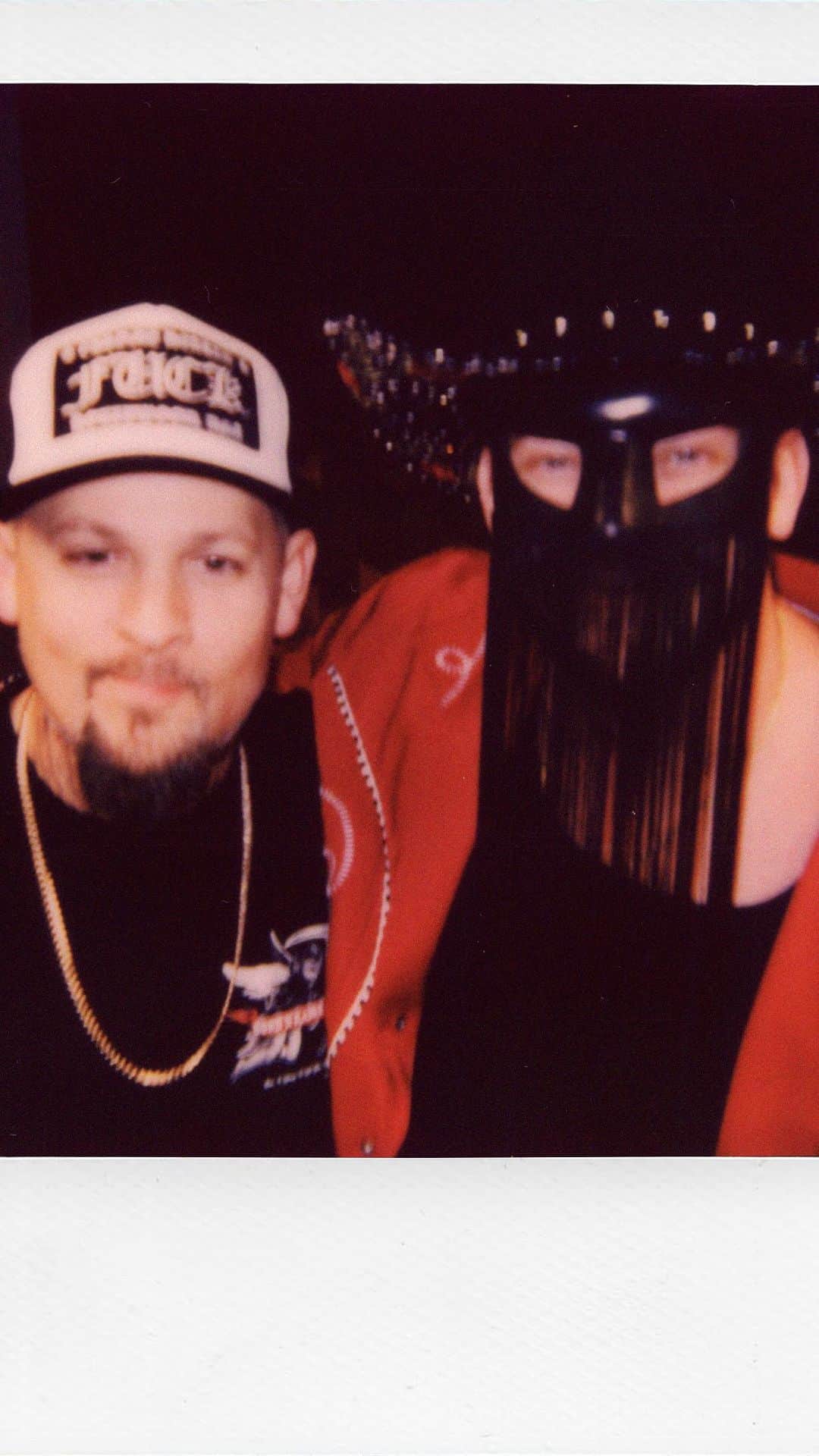Good Charlotteのインスタグラム：「IT’S GOIN’ DOWN, MEET ME AT THE MALL @Artist.Friendly Episode 43 is OUT NOW!! (and you can watch it on @Veeps for FREE.99) — @JoelMadden sits down with @OrvillePeck and they talk about a chance meeting at the mall, almost 20 years ago!!   *keep up with all #ArtistFriendly news at @AltPress AltPress.com」