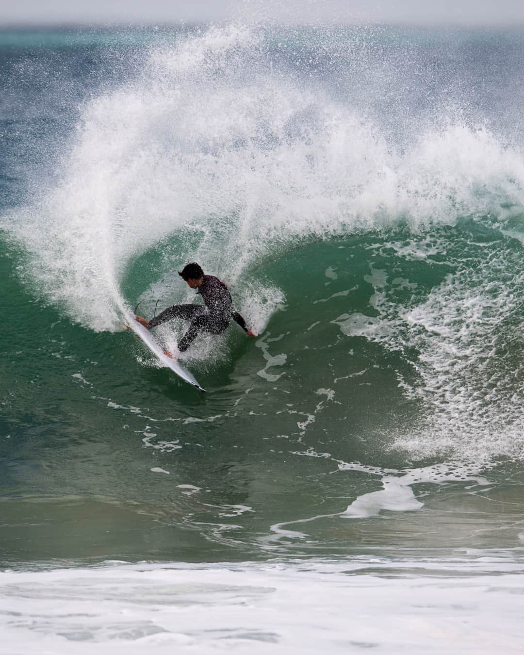 ビラボンのインスタグラム：「@eithanosborne: all gas, no brakes, but a master of control.  Head to our link in bio to shop Billabong Recycler Wetsuits featuring the Nobel Prize-winning wonder material, Graphene, and you’ll be warmer, faster, for longer. 🔥♻️  #BillabongWetsuits」