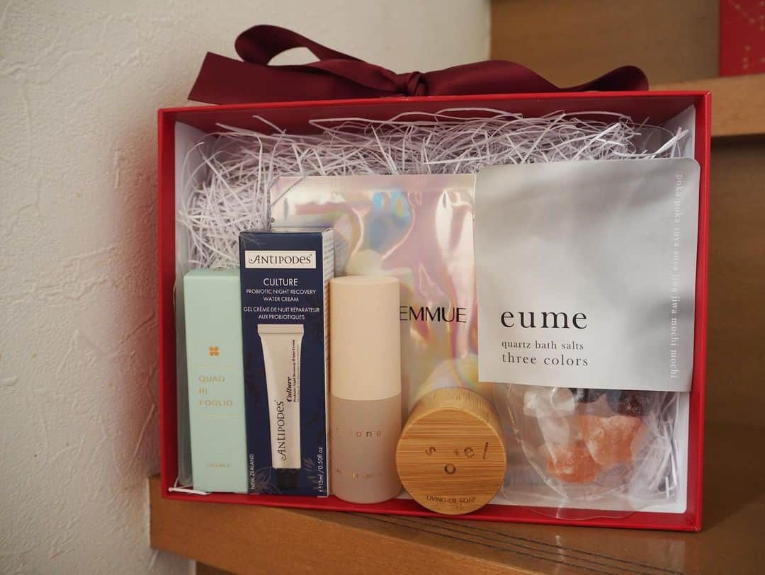 近野莉菜さんのインスタグラム写真 - (近野莉菜Instagram)「2023  Holiday Item🎁✨  ① @snidelbeauty Holiday Collection 1st🥂🫧 全部可愛い、全部おすすめ🥰🥰💞モテちゃう！ 今度メイクリール撮ろうっと🤍  ② @cosmekitchen のホリデーキット✨ 幸せを呼ぶと言われている、ネコちゃんがモチーフになっている、人気の7アイテムをセレクト😌🫶  試したかったアイテムがミニサイズになっているので、旅行とかにもいいね◎  “LOVE”をテーマにしたオラクルカードもランダムで入っているのも、楽しい🥳  ③ @toonecosmetics のホリデーキット🤍  フラワリングベースメイクコレクション✨  お肌ツヤツヤになるやつ🥹🫶🫶 to/oneのルミナイザーバー大好き💞」11月12日 23時30分 - chikano.rina