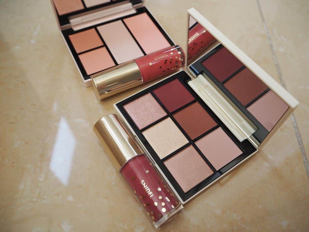 近野莉菜のインスタグラム：「2023  Holiday Item🎁✨  ① @snidelbeauty Holiday Collection 1st🥂🫧 全部可愛い、全部おすすめ🥰🥰💞モテちゃう！ 今度メイクリール撮ろうっと🤍  ② @cosmekitchen のホリデーキット✨ 幸せを呼ぶと言われている、ネコちゃんがモチーフになっている、人気の7アイテムをセレクト😌🫶  試したかったアイテムがミニサイズになっているので、旅行とかにもいいね◎  “LOVE”をテーマにしたオラクルカードもランダムで入っているのも、楽しい🥳  ③ @toonecosmetics のホリデーキット🤍  フラワリングベースメイクコレクション✨  お肌ツヤツヤになるやつ🥹🫶🫶 to/oneのルミナイザーバー大好き💞」