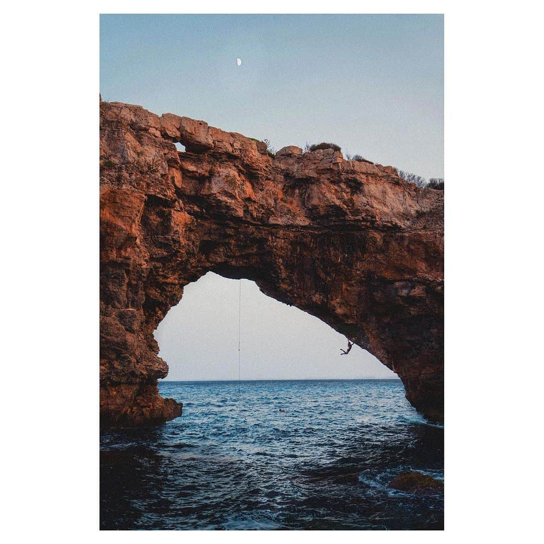 マーゴ・ヘイズさんのインスタグラム写真 - (マーゴ・ヘイズInstagram)「lil girl in a big wide world🦋🌎 🌙🐳some doors close but here’s to beautiful open windows 🪟✨ 📷 @chrisburkard @thenorthface @thenorthface_climb @petzl_official @lasportivana @frictionlabs」11月12日 23時31分 - margojain