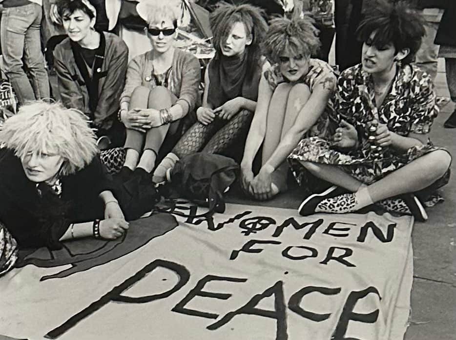 ローラ・ベイリーのインスタグラム：「Women For Peace  Jenny Matthews 1983  Go see ~  Women In Revolt Art & Activism in the UK Tate Britain ~  7/1/24」