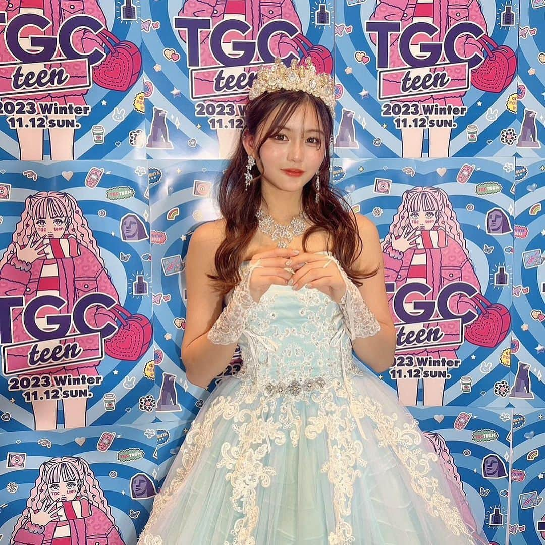 田仲埜愛のインスタグラム：「.  𝐓𝐆𝐂 𝐭𝐞𝐞𝐧 𝟐𝟎𝟐𝟑 𝐰𝐢𝐧𝐭𝐞𝐫   𝐒𝐰𝐞𝐞𝐭𝟏𝟔 委員会ステージ  ステージ衣装は埜愛がモデルをさせて頂いていた @furisode_luvri  さんのお気に入りドレスでした✨ 可愛いドレスでsweetメンバーと一緒に ランウェイできて幸せでした💖  会場に来て下さった方、LIVE配信をみて下さった方 沢山の応援メッセージありがとうございました💕  #tgc #tgcteen  #tgcteen2023winter  #sweet16委員会 #dress  #振袖ラブリ #田仲埜愛」