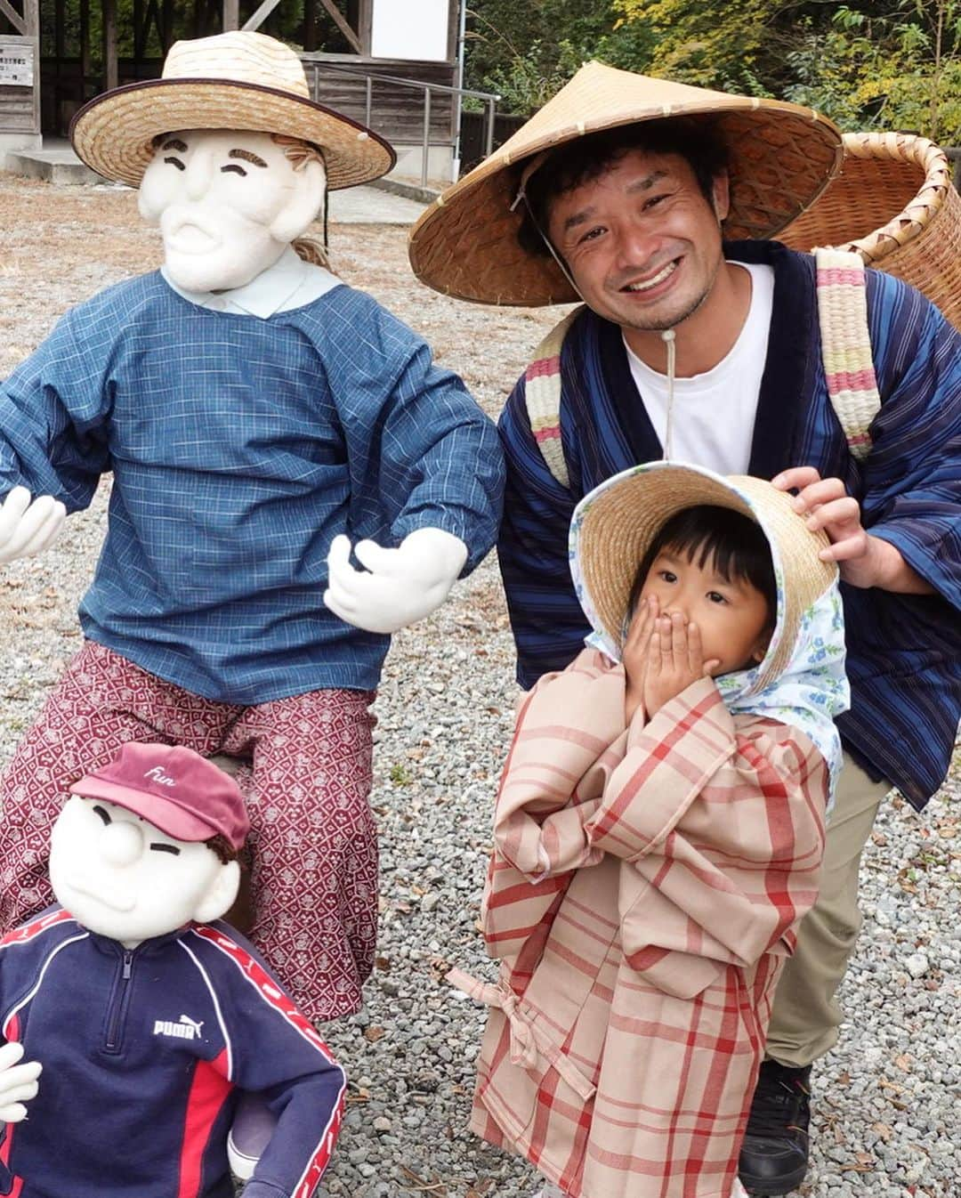 川畑雅秀さんのインスタグラム写真 - (川畑雅秀Instagram)「安富町の『ふるさと体験・交流フェア』でゆず狩り体験して、かかしのコスプレをしたりすっごくいい体験をしました😊 月ちゃんがゆずを大好きになり良かったです😆 #安富町 #姫路市 #ゆずの里 #しるべ #グリーンステーション鹿ヶ壺 #かかし #コスプレ #フェア #月ちゃん #ゆず #大好き #ゆず狩り体験 #かわばたくん #吉本興業」11月12日 23時41分 - kawabata.kun