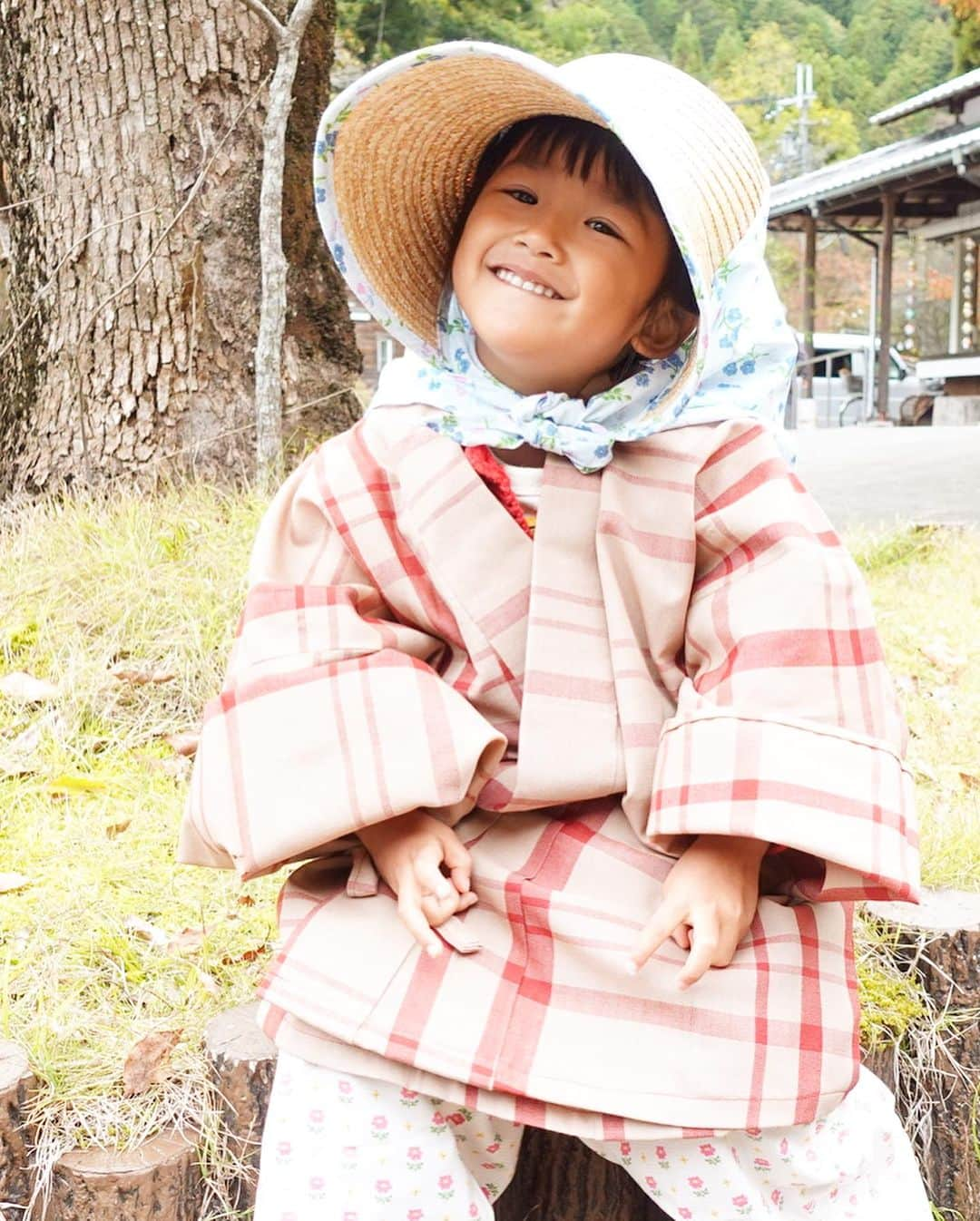 川畑雅秀さんのインスタグラム写真 - (川畑雅秀Instagram)「安富町の『ふるさと体験・交流フェア』でゆず狩り体験して、かかしのコスプレをしたりすっごくいい体験をしました😊 月ちゃんがゆずを大好きになり良かったです😆 #安富町 #姫路市 #ゆずの里 #しるべ #グリーンステーション鹿ヶ壺 #かかし #コスプレ #フェア #月ちゃん #ゆず #大好き #ゆず狩り体験 #かわばたくん #吉本興業」11月12日 23時41分 - kawabata.kun