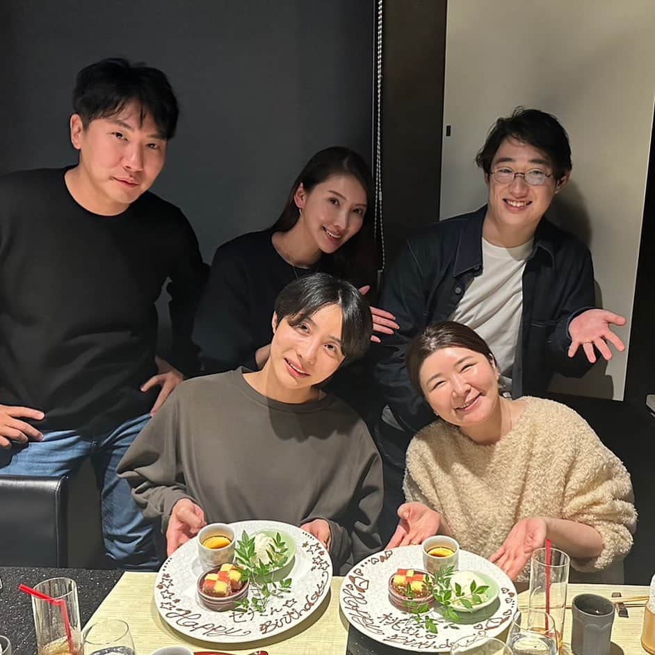車谷セナのインスタグラム：「少し仕事抜けて束の間の 仲良しなみんなとの時間が とてつもなく癒しです。  いつもありがとうございます。  コメント、DMも いつもいつも励まされます。  みんなもありがとです！  燃え尽きるまで頑張るぞー！  ※「メゾンキツネ会」という会合です」