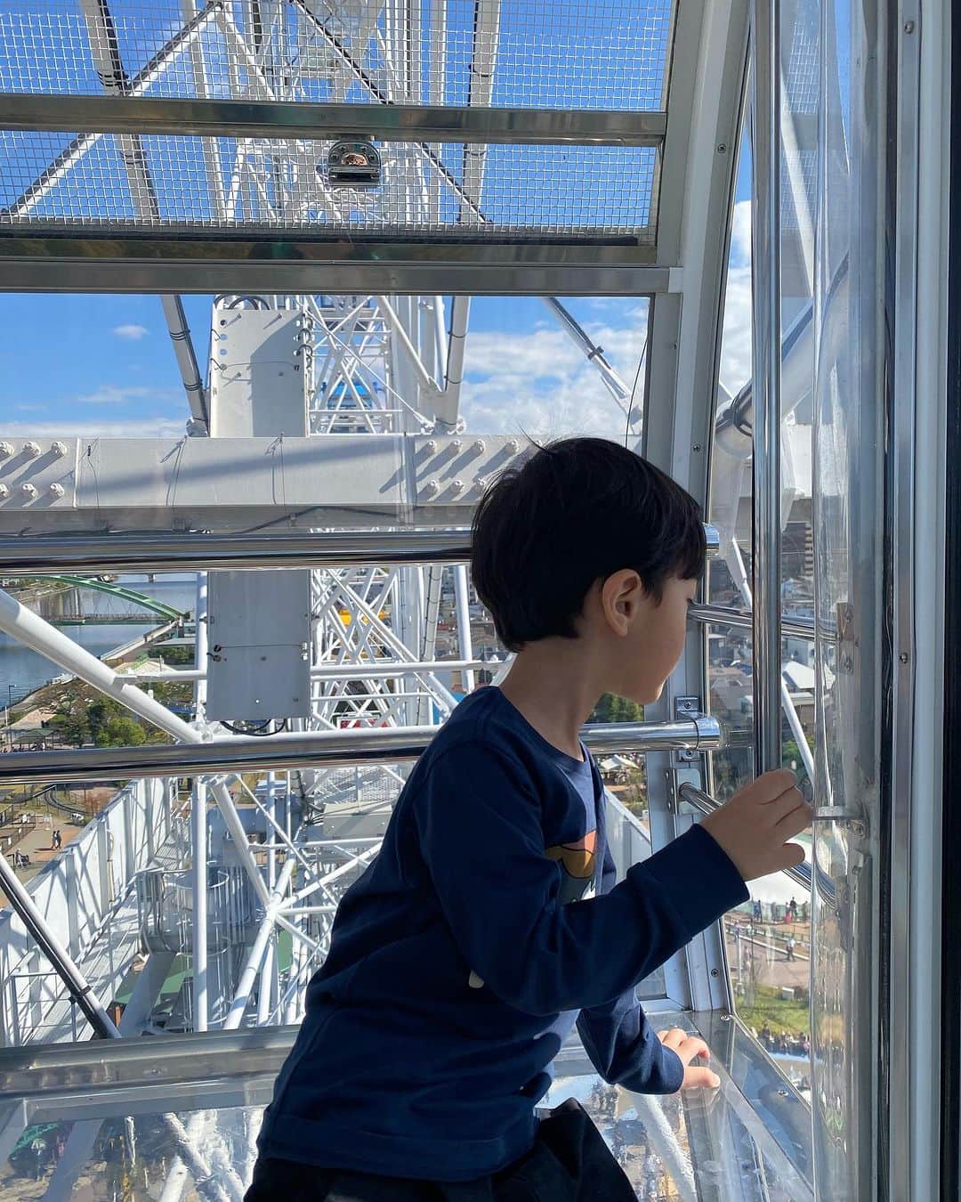 青木育日さんのインスタグラム写真 - (青木育日Instagram)「この秋の記録。 ⁡ どこへ行ったかすぐ忘れてしまうので備忘録として📝 ⁡ ⁡ 1〜3 #二子玉川 🦭 (過ごしやすさに感動して9月は毎週末開拓🐛) ⁡ 4 #東京タワー 🗼 ⁡ 5 #あらかわ遊園 🎡 ⁡ 6 初めての運動会 (忍者になったよ🥷) ⁡ 7 #日比谷公園 ⛲️ ⁡ ⁡ 4歳になってからのお出かけはかなり身軽に🌬️ そのぶん体力お化けで大変さもあるけれど、 どの瞬間もとにかく可愛い、たまらん。。  ⁡ 今、とても貴重な  #天使の4歳児 期なのかもしれない👼  #4歳男の子#男の子ママ#東京子連れスポット #子連れランチ#ロンハーマンカフェ#プレイパークエリックカール #はらぺこあおむし #子連れお出かけ」11月12日 23時46分 - ikuhiaoki