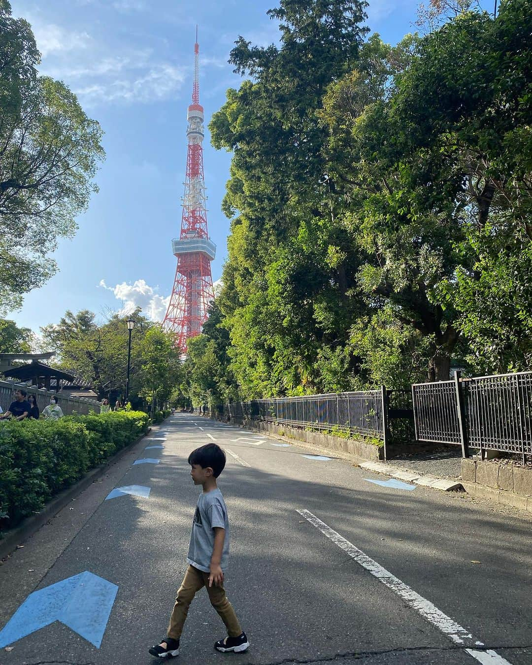 青木育日さんのインスタグラム写真 - (青木育日Instagram)「この秋の記録。 ⁡ どこへ行ったかすぐ忘れてしまうので備忘録として📝 ⁡ ⁡ 1〜3 #二子玉川 🦭 (過ごしやすさに感動して9月は毎週末開拓🐛) ⁡ 4 #東京タワー 🗼 ⁡ 5 #あらかわ遊園 🎡 ⁡ 6 初めての運動会 (忍者になったよ🥷) ⁡ 7 #日比谷公園 ⛲️ ⁡ ⁡ 4歳になってからのお出かけはかなり身軽に🌬️ そのぶん体力お化けで大変さもあるけれど、 どの瞬間もとにかく可愛い、たまらん。。  ⁡ 今、とても貴重な  #天使の4歳児 期なのかもしれない👼  #4歳男の子#男の子ママ#東京子連れスポット #子連れランチ#ロンハーマンカフェ#プレイパークエリックカール #はらぺこあおむし #子連れお出かけ」11月12日 23時46分 - ikuhiaoki