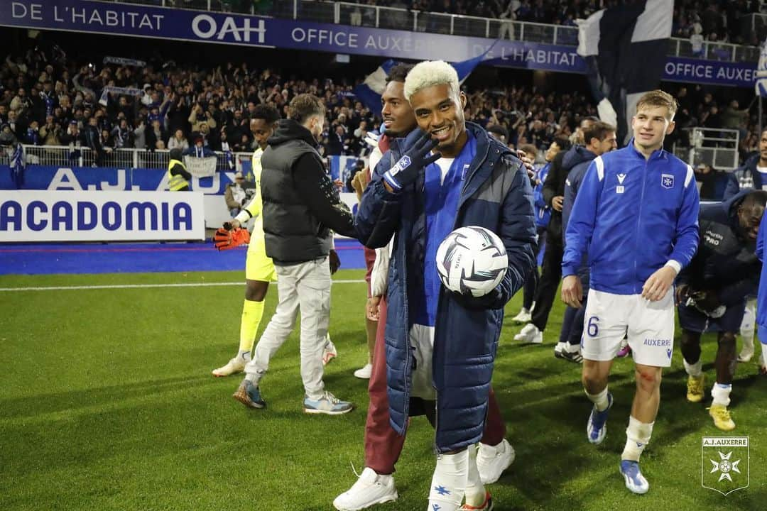 オナイウ阿道さんのインスタグラム写真 - (オナイウ阿道Instagram)「We back to the winning ways🔵⚪️  continuons comme ça toujours ensemble🤝  ⚽️⚽️⚽️🙌🤝 #auxeere #hattrick #oa45」11月12日 23時49分 - onaiwu_ado