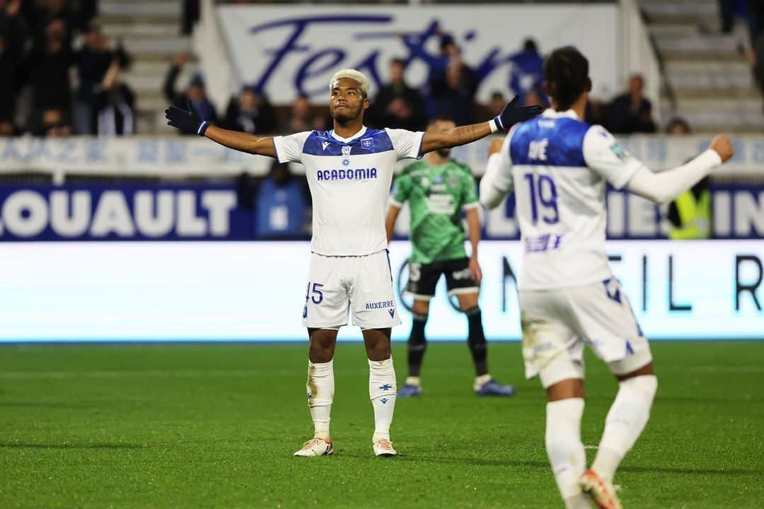 オナイウ阿道さんのインスタグラム写真 - (オナイウ阿道Instagram)「We back to the winning ways🔵⚪️  continuons comme ça toujours ensemble🤝  ⚽️⚽️⚽️🙌🤝 #auxeere #hattrick #oa45」11月12日 23時49分 - onaiwu_ado