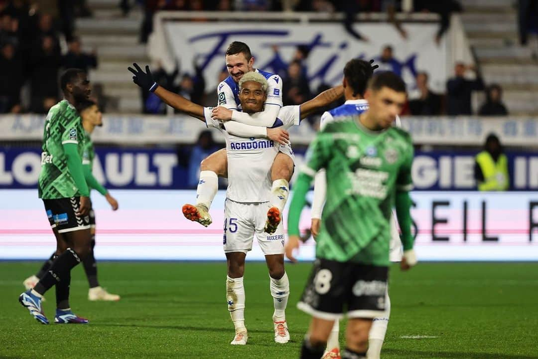 オナイウ阿道さんのインスタグラム写真 - (オナイウ阿道Instagram)「We back to the winning ways🔵⚪️  continuons comme ça toujours ensemble🤝  ⚽️⚽️⚽️🙌🤝 #auxeere #hattrick #oa45」11月12日 23時49分 - onaiwu_ado