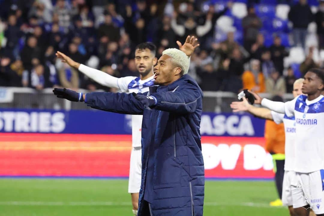 オナイウ阿道さんのインスタグラム写真 - (オナイウ阿道Instagram)「We back to the winning ways🔵⚪️  continuons comme ça toujours ensemble🤝  ⚽️⚽️⚽️🙌🤝 #auxeere #hattrick #oa45」11月12日 23時49分 - onaiwu_ado