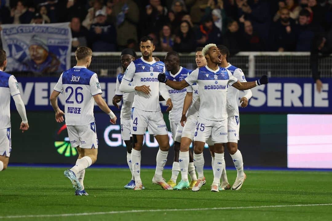 オナイウ阿道さんのインスタグラム写真 - (オナイウ阿道Instagram)「We back to the winning ways🔵⚪️  continuons comme ça toujours ensemble🤝  ⚽️⚽️⚽️🙌🤝 #auxeere #hattrick #oa45」11月12日 23時49分 - onaiwu_ado