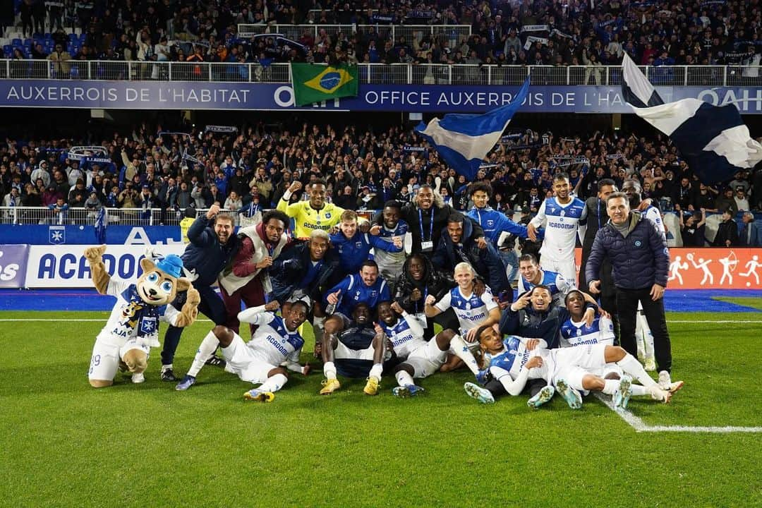 オナイウ阿道のインスタグラム：「We back to the winning ways🔵⚪️  continuons comme ça toujours ensemble🤝  ⚽️⚽️⚽️🙌🤝 #auxeere #hattrick #oa45」