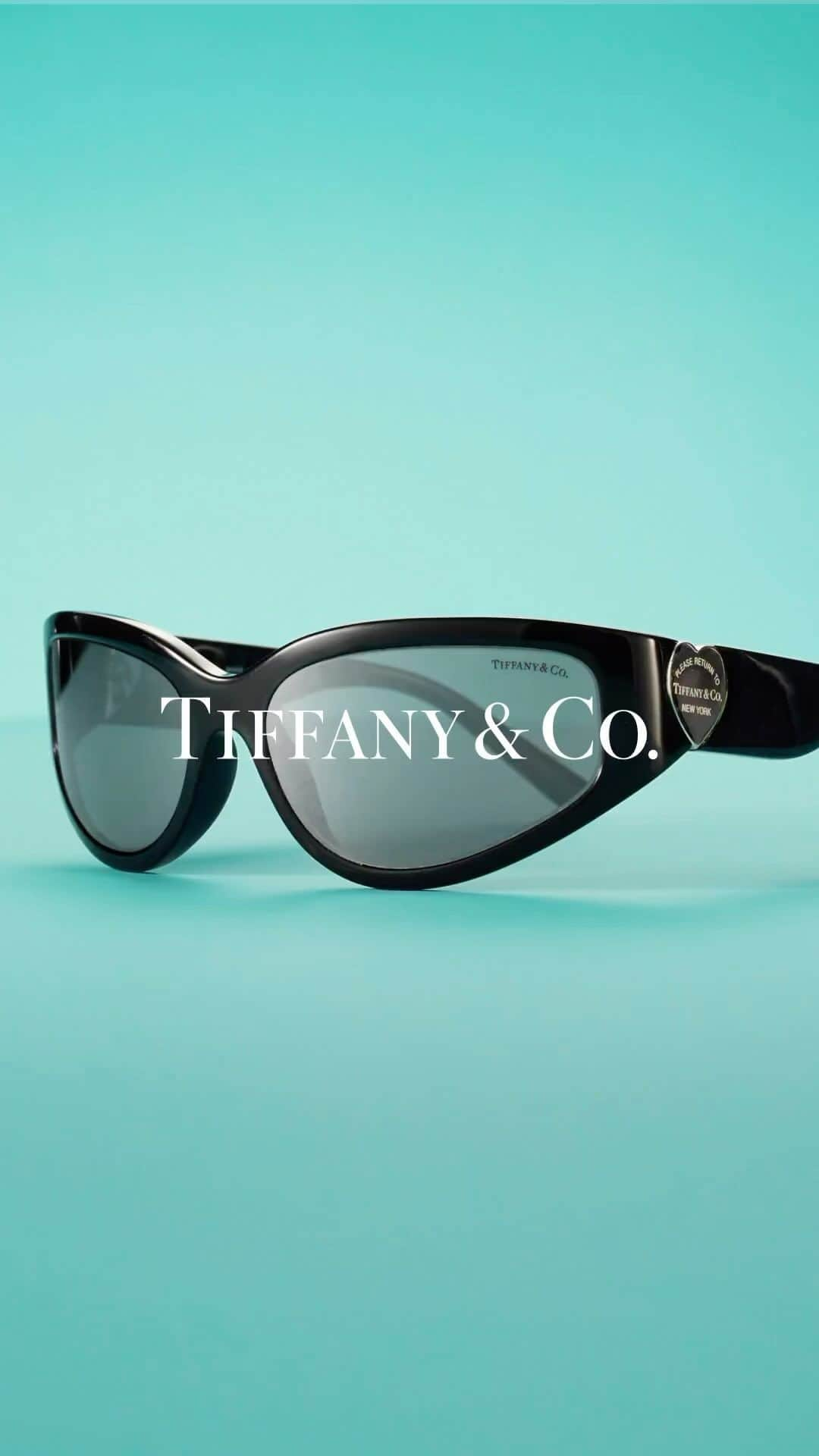 ティファニーのインスタグラム：「Introducing our new Return to Tiffany® sunglasses. Featuring bold wraparound frames with mirrored lenses, the iconic heart motif at the temple is both a playful detail and functioning hinge—revealing a touch of Tiffany Blue® when closed. Link in bio. #TiffanyEyewear #ReturnToTiffany #TiffanyAndCo」