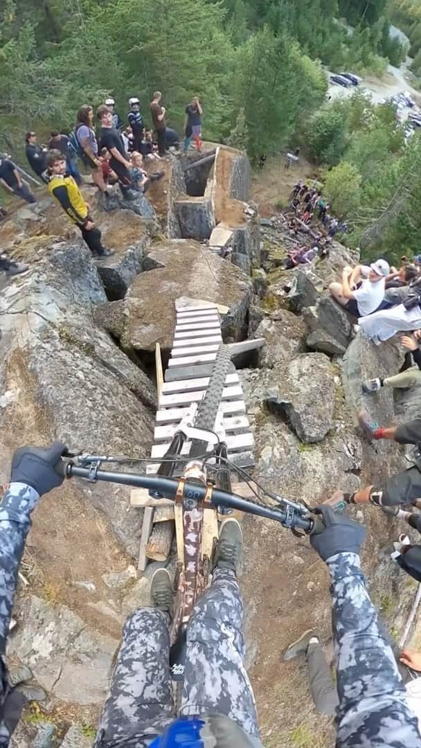 レッドブルのインスタグラム：「this POV peaking heart rates 📈  🚵: @johnysalido   #redbull #givesyouwiiings #mountainbiking #tourdegnar #bike」