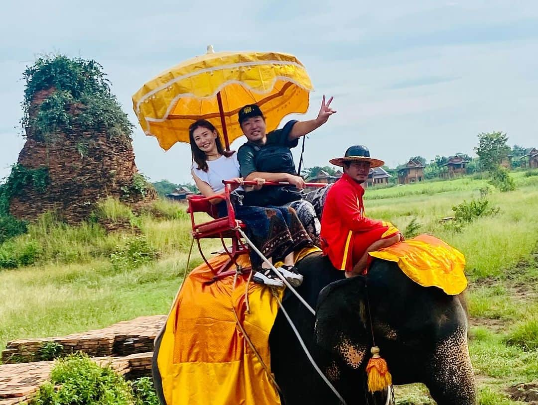 関本賢太郎さんのインスタグラム写真 - (関本賢太郎Instagram)「休暇を頂いてタイ🇹🇭夫婦旅行✈️ 写真が多くて載せれない😅 初めてのタイにワクワクしながら寺院観光にカフェ巡り🍵ピンクのガネーシャは願い事が3倍速で叶うそう✨ 行ってみたかったアユタヤ遺跡。 日程とやりたい事行きたい所のバランスが合ってない💦 しょうがない。うちの夫婦の旅行はそんなものさ😅 どーする⁉️全部行きたい❗️旅行は時間との戦い😂ゴルフタイランドの送迎サービスを利用して無駄時間をカット‼️作戦成功👏👏やりたい事行きたい事全部出来た✌️ 次はゴルフ⛳️でタイ行きたい🇹🇭  #ピンクのガネーシャ #3 Mermaids cafe& Restaurant #パタヤ #アユタヤ #シロッコ #ルブアアットステートタワー  #ゴルフタイランド @golf__thailand」11月13日 0時01分 - sekimoto_kentaro