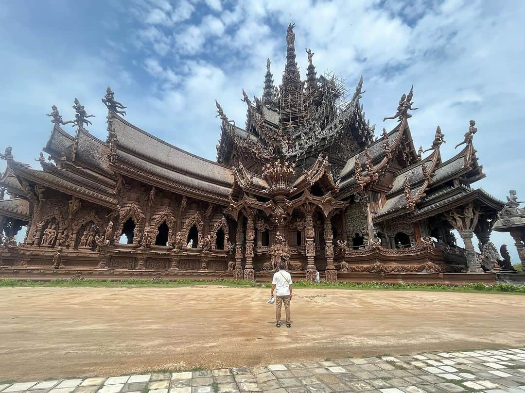 関本賢太郎さんのインスタグラム写真 - (関本賢太郎Instagram)「休暇を頂いてタイ🇹🇭夫婦旅行✈️ 写真が多くて載せれない😅 初めてのタイにワクワクしながら寺院観光にカフェ巡り🍵ピンクのガネーシャは願い事が3倍速で叶うそう✨ 行ってみたかったアユタヤ遺跡。 日程とやりたい事行きたい所のバランスが合ってない💦 しょうがない。うちの夫婦の旅行はそんなものさ😅 どーする⁉️全部行きたい❗️旅行は時間との戦い😂ゴルフタイランドの送迎サービスを利用して無駄時間をカット‼️作戦成功👏👏やりたい事行きたい事全部出来た✌️ 次はゴルフ⛳️でタイ行きたい🇹🇭  #ピンクのガネーシャ #3 Mermaids cafe& Restaurant #パタヤ #アユタヤ #シロッコ #ルブアアットステートタワー  #ゴルフタイランド @golf__thailand」11月13日 0時01分 - sekimoto_kentaro