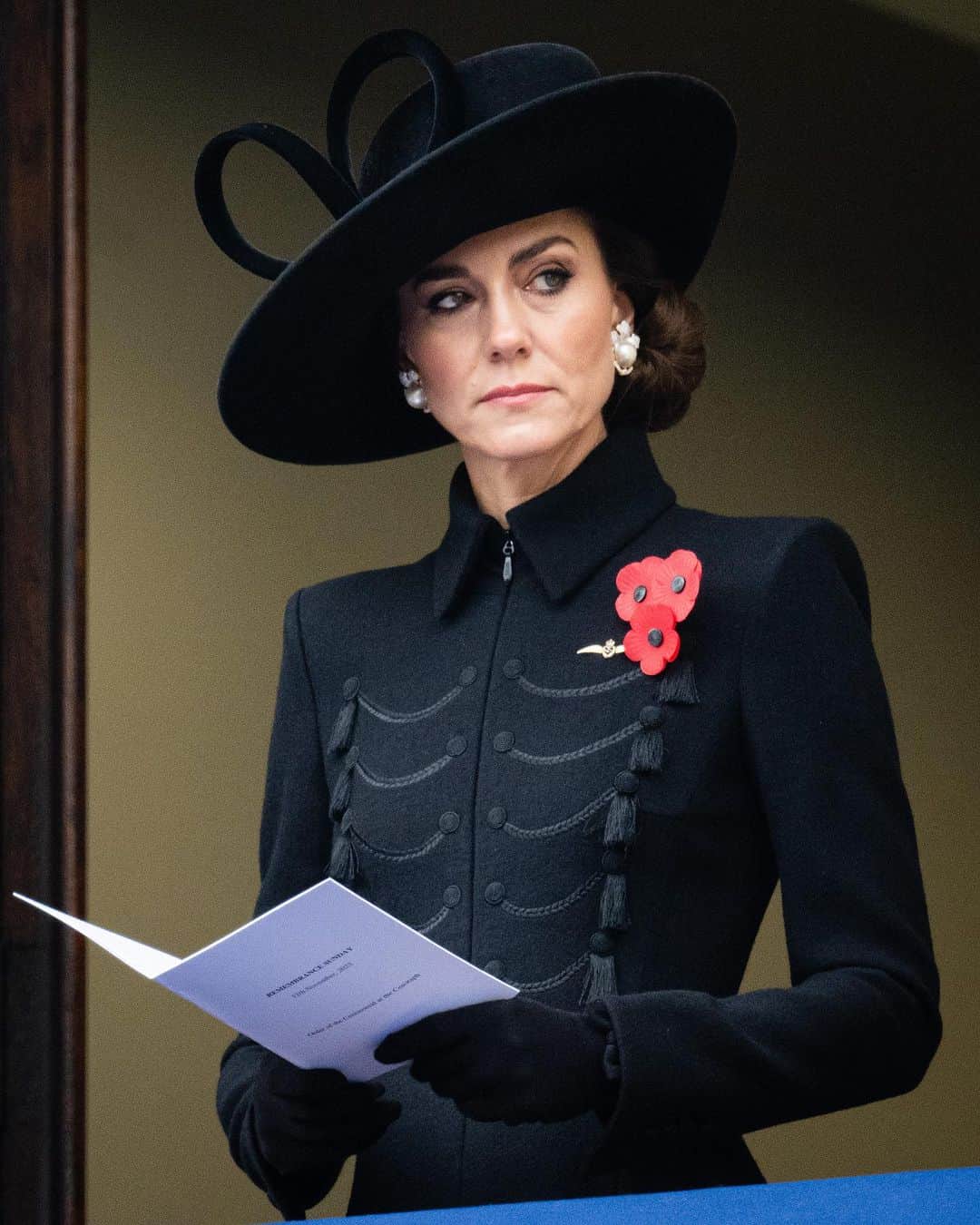 ELLE UKのインスタグラム：「This morning Kate Middleton and the Queen watched on from the balcony overlooking the Cenotaph as King Charles, Prince William and other senior members of the royal family laid wreaths to mark Remembrance Sunday.」
