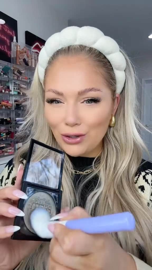 Huda Kattanのインスタグラム：「@kellystrackofficial explains why our NEW Pretty Grunge Blush Gloss is trending RN 🙌🏽 ⠀⠀⠀⠀⠀⠀⠀⠀⠀ Spoiler alert: It’s lightweight, buildable & transforms into your perfect shade... 👀   🌍 𝗔𝗩𝗔𝗜𝗟𝗔𝗕𝗟𝗘 𝗚𝗟𝗢𝗕𝗔𝗟𝗟𝗬 🌎 #PrettyGrunge」