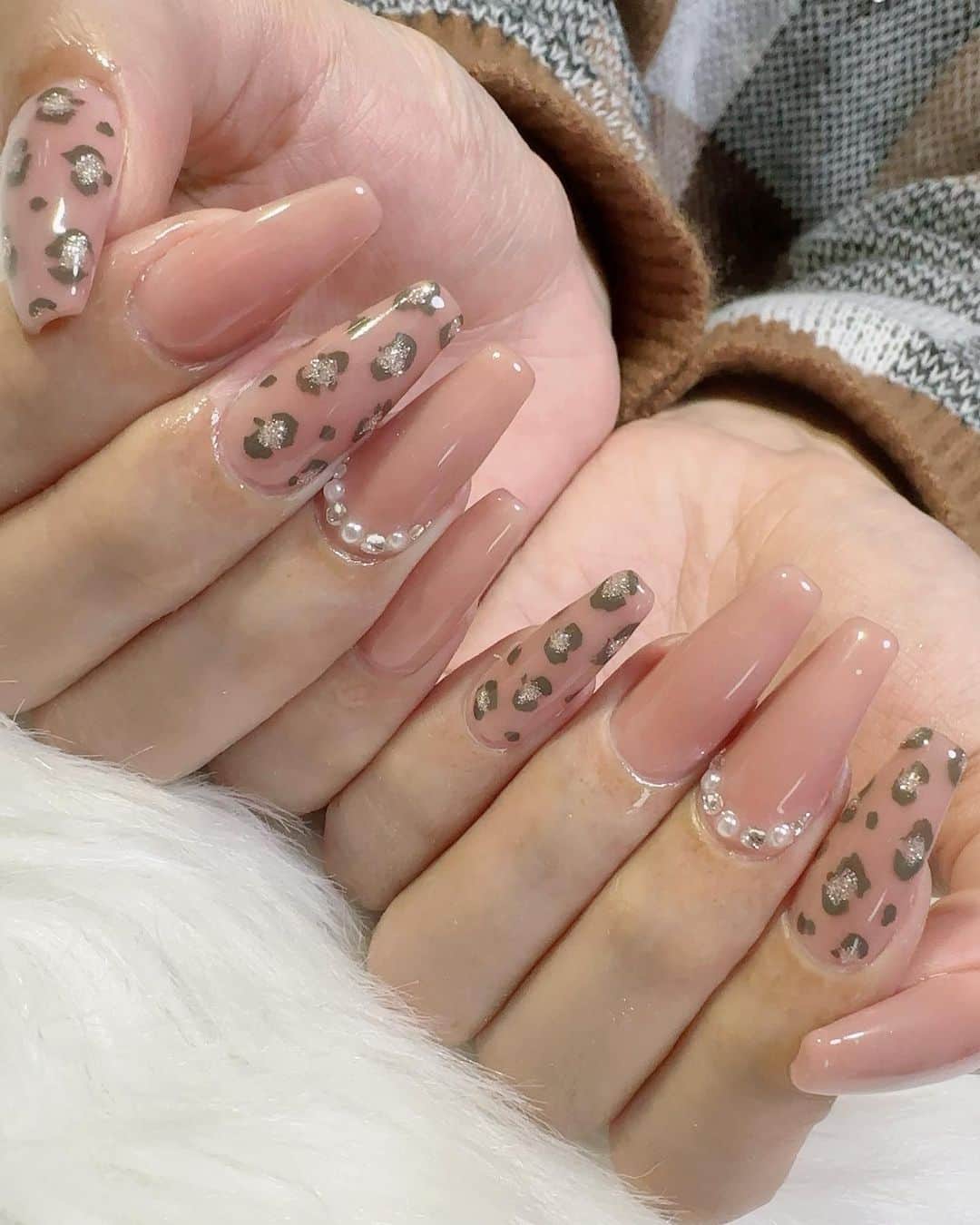 香織のインスタグラム：「ちゅるんなレオパード🐆  #nail#スカルプ#うるうるネイル#ヌーディネイル」