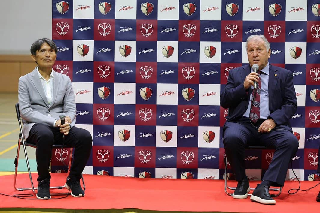 ジーコのインスタグラム：「Normalmente quando estou aqui antes dos jogos faço o Evento das Lendas e dessa vez foi com Narahashi, um dos maiores laterais direito da historia do @kashima.antlers. Um bom papo falando com a galera e prospectando o futuro do Kashima. O resultado com o Reysol, 1x1 não foi dos melhores mas é seguir em frente e terminar bem o campeonato. Faltam 2 partidas e ainda existe a possibilidade de um 3 lugar.」