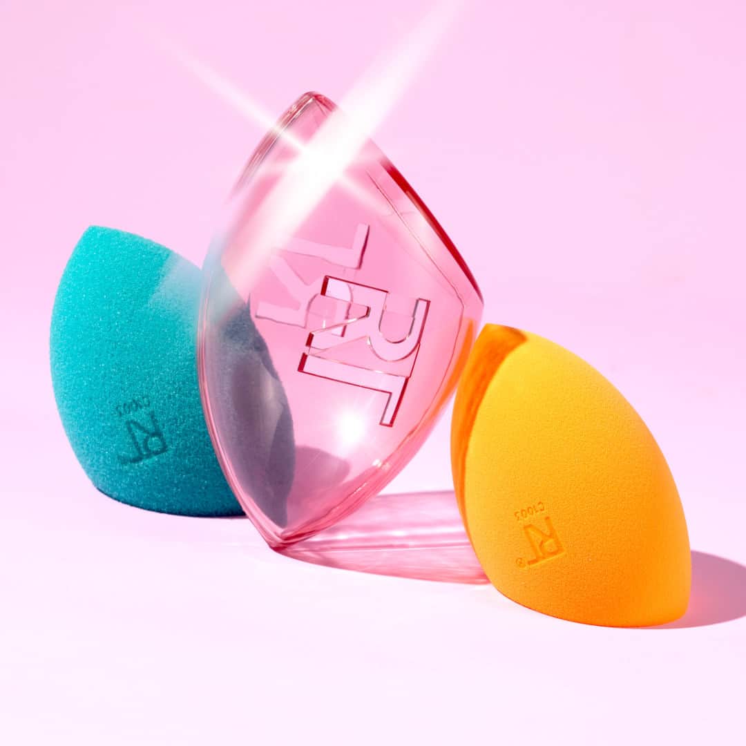 Real Techniquesのインスタグラム：「In need of some stocking stuffer inspo?💭  Our Chic Dreams Sponge Set comes with the Miracle Complexion Sponge, Miracle Airblend Sponge, AND the perfect travel sponge case.   Shop now @amazon」
