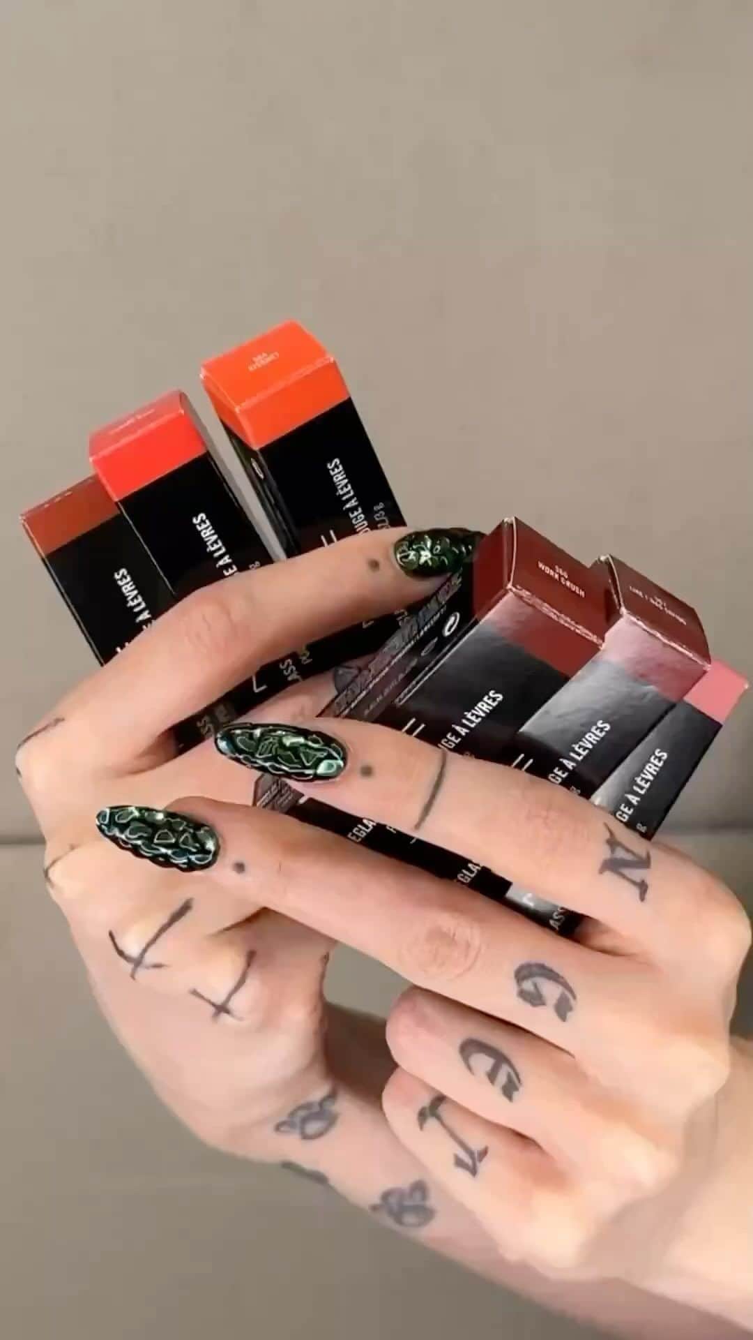 M·A·C Cosmetics BRのインスタグラム：「Explore o mundo da linha Lustreglass! 💄✨ De tons suaves a explosões de cor, descubra a luxuosa paleta que destaca seus lábios com uma textura irresistivelmente cremosa. Qual o seu tom preferido da linha?   Cores usadas no vídeo:  😏Well, well, well! 🎙️Like I was saying… 💋Kissmet 🍬Gummy Bare 👀Obviously 🫶Work Crush  #Regram: @macstratford  #MACCosmetics #MACCosmeticsBR #MACLustreglass #LustreglassLipstick」
