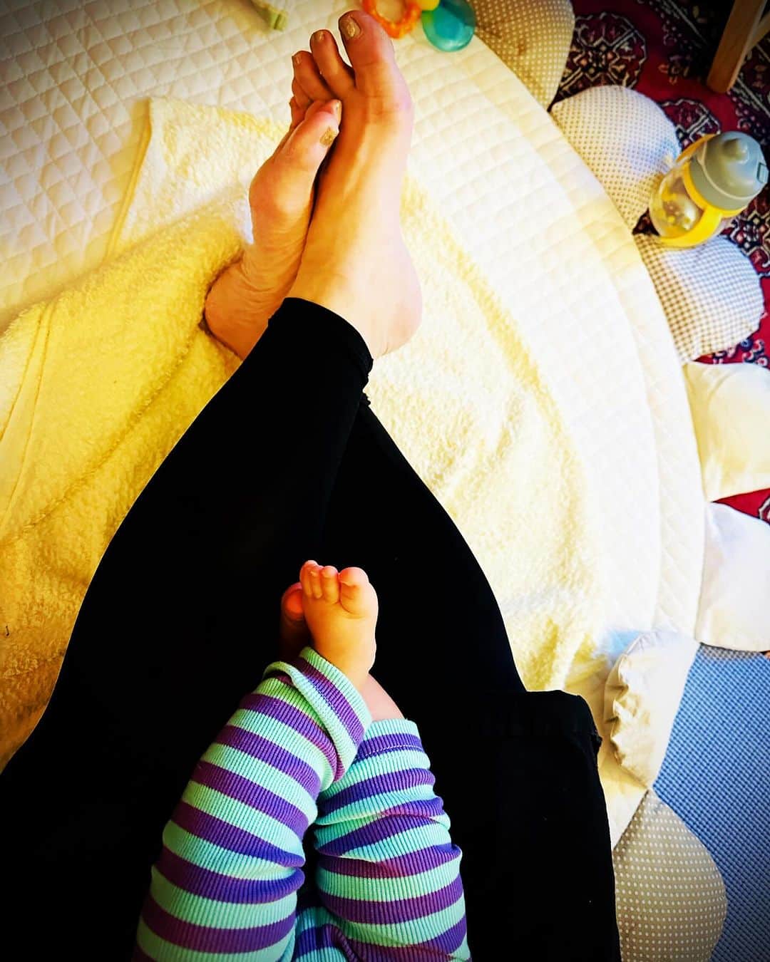 JILLのインスタグラム：「お孫ちゃんを 抱っこして座ってたら、 あら、同じあんよ〜💕と 娘が撮ってくれました。  可愛い偶然構図😍  もう一枚は寝落ちする お孫ちゃん。  まだまだ久々の育児は続くよ〜👍  楽しい😊  あ、でも新作の歌詞を書き終えて 仮歌歌ったり、バンド業も しっかり勤めておりますよ。  これもまた、たのぴー👍  ———————————— #12月30日大手町三井ホール ———————————— #jillpersonz  #personz  #youtubepersonzチャンネル #note  #jillpersonz  #エアプレ #JILLプレ #ラジオ高崎 #三味線jill屋」
