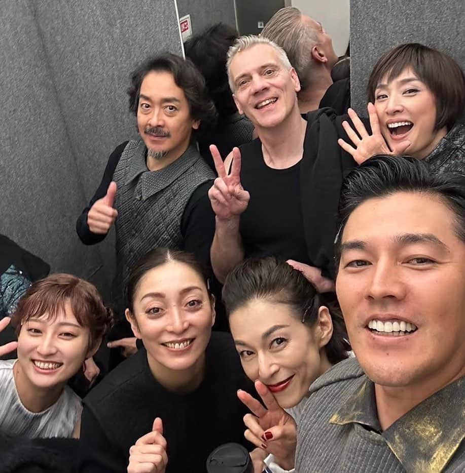 鈴木保奈美さんのインスタグラム写真 - (鈴木保奈美Instagram)「『レイディマクベス』東京公演千秋楽を終え、舞台から楽屋へ戻るエレベーターで祝う人々。今この時、劇場に立てる幸せ。お客様に来ていただけるありがたさ。感謝を胸に、京都へ向かいます。  Just finished the last performance in Tokyo with this incredible company. Now heading to Kyoto.  #レイディマクベス  #天海祐希  #adamcooper  #栗原英雄  #要潤  #宮下今日子  #吉川愛」11月13日 0時06分 - honamisuzukiofficial