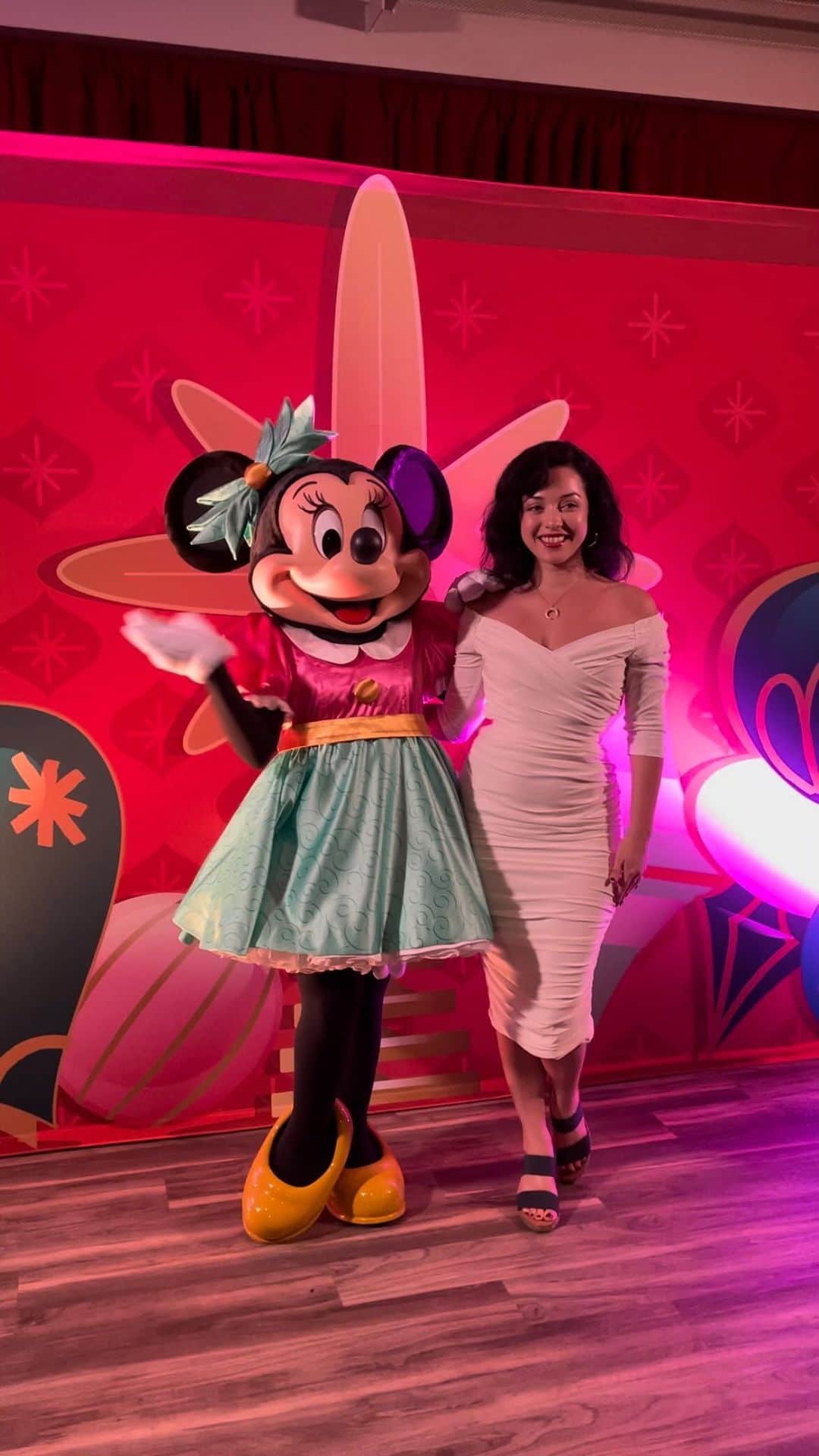 ジェシカ・ヴィルのインスタグラム：「This could not have been a more perfect event for me to experience …vintage, hello!! 🤪🎄🎅🏼#JollywoodNights @WaltDisneyWorld @disneyparks #ad」