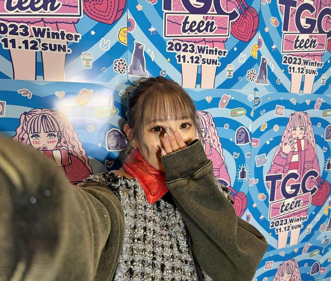 茉ひるのインスタグラム：「TGC teen 2023 Winter supported by SIW2023 ありがとうございました🩷〰︎Ⓜ︎〰︎🩵  #tgc #teen   音楽をはじめて丸4年が経ちました。ずっと無所属でやってきた私史上、一番大きなイベントの出演でした 今があるのは皆さんのおかげです。  そして自分自身はまだまだこれから これからも楽しんでいきます そして応援してもらえる限り、 みなさんの楽しみも作っていきます  とにかくチームまひる最強でした どでけえ愛が増す。ありがとう」