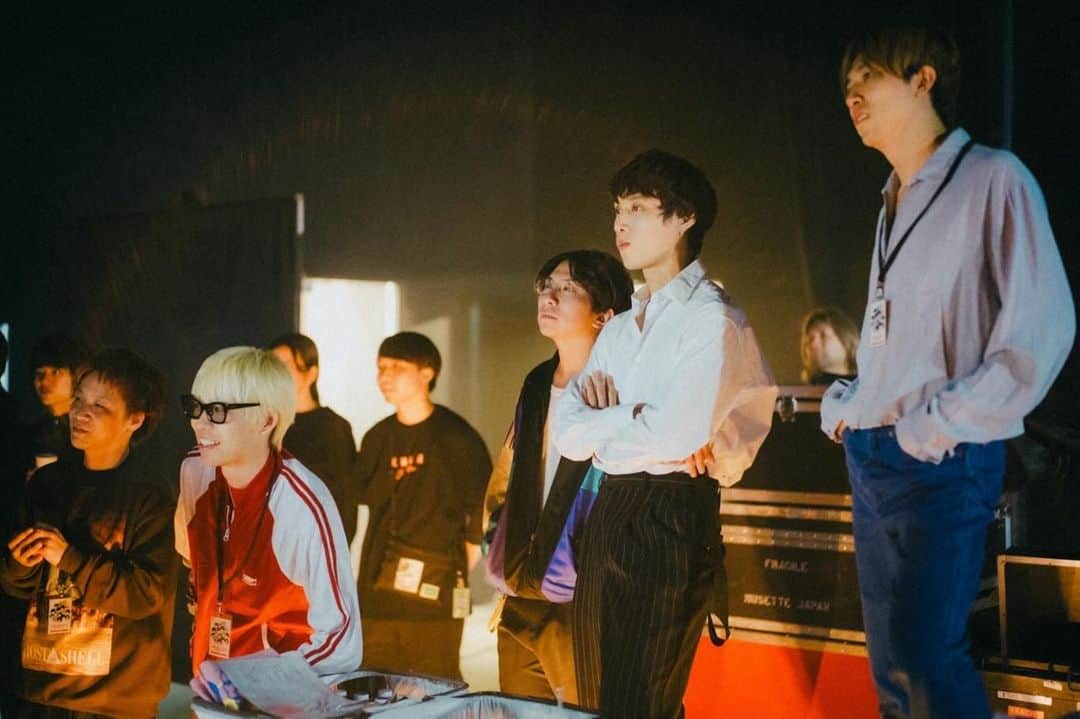 牧達弥のインスタグラム：「袖からみんなのライブを観てこの9年それぞれが磨いて大事にしてきたものを全部受けた気がした。鳥肌が立ったり、大爆笑してウキウキしたり、心を鷲掴まれる歌で感動したりして。 おれたちはおれたちのライブをした。 最高でした。またやりましょう。 SHISHAMO10周年おめでとう☺︎ 撮 @renzo1101」