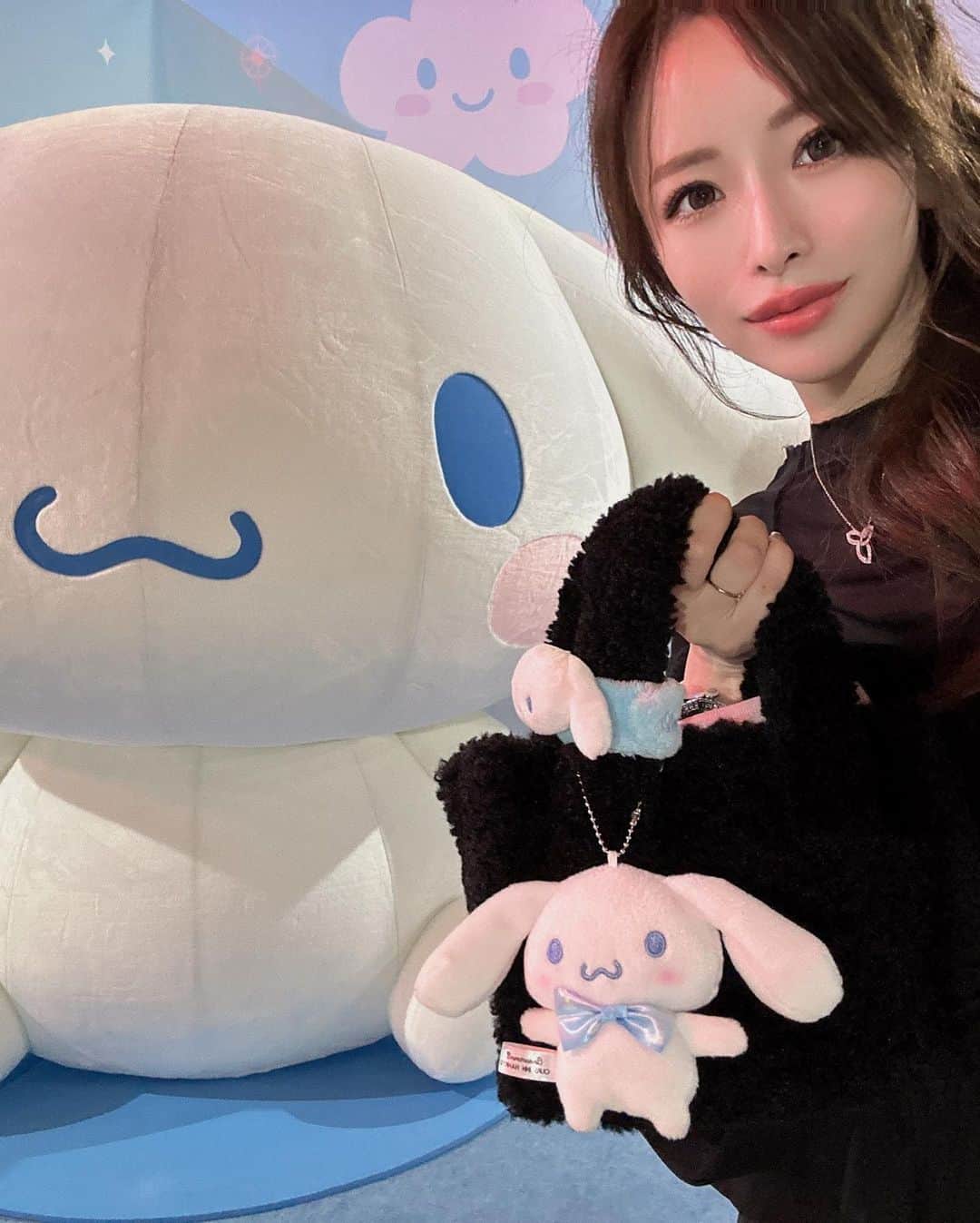 香織のインスタグラム：「そういえばサンリオピューロランドとコラボしてたからひらかたパークに行ってきた🥹 娘の推しがシナモンなのでシナモンな感じで行ってきました〜  #ひらかたパーク#サンリオピューロランド#シナモロール#シナモロール推し」