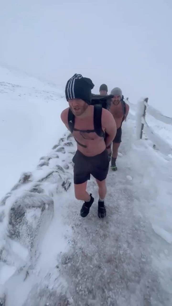アンドレ・シュールレのインスタグラム：「Yeahhhh can’t wait to be back on this mountain in January with my ❄️🐺  Truly life changing trip beginning of this year! To overcome this struggle and make it to top under these conditions ❄️❄️ it was the start to challenge myself again and really strive for my best version in every way!   Let’s do it @sukkhadas @nonokonopka @hgebang #Linus」
