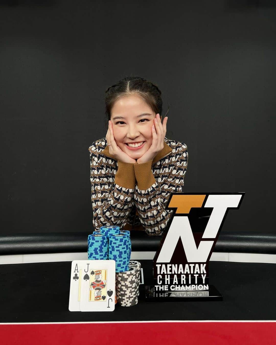 フォン＝サナンタチャット タナパットピサーンのインスタグラム：「ขอซ้อมรับแชมป์ เทหน้าตัก Charity ก่อนนะค้าบบบ , APT Hanoi เจอแน่! จะคว้าแชมป์กลับมาให้ได้!  . ปล. Hand of the day 🔥 Set K ของพี่บิลลี่ ปะทะ Set A ของฝน ดีลเลอร์ปังมากกก」