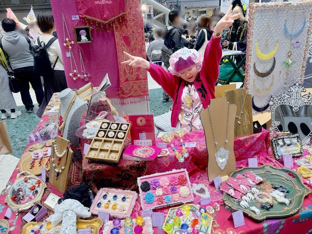 millnaのインスタグラム：「ありがとう #デザフェス58 ‼️みんなの𝓑𝓲𝓰𝓛𝓸𝓿𝓮、受け取ったぜ‼️忙しすぎて写真がこれしかねえ‼️ブイ  New棒🪄、ウルトラお迎えくださりありがとうございました‼️ビックリした 通販に向けてさらに制作進めていきますのでおたのしみに‼️  🪄  💐次回出展イベント💐  11月25日-26日 東京 PhysicalDrop主催 俵屋KATO文化祭 12月2日 アイドール東京 69 🌟標本箱バッグ販売予定！てかそれしか持ってかない！ 12月10日 名古屋 クリマ49 24年1月6日-7日 大阪 ロマアラ20 24年1月14日 名古屋 ドリシン6 24年2月24日 東京 アーティズムマーケット   🌹見るな｜millna @mi_te_yo  ARTIST / FASHION designer / JEWELRY creator / DOLL maker / youtuber / 30🇯🇵  人形作家による、服とアクセサリー 造形塗装から3DCGに亘る技術で、 架空のアンティークを作っています。  🏰都内で実店舗やってます カワイイカルト高円寺店 @kawaiicultv   💐アクセサリー通販 カワイイカルトオンラインショップ shop.millna.net または@mi_te_yo のURLより」