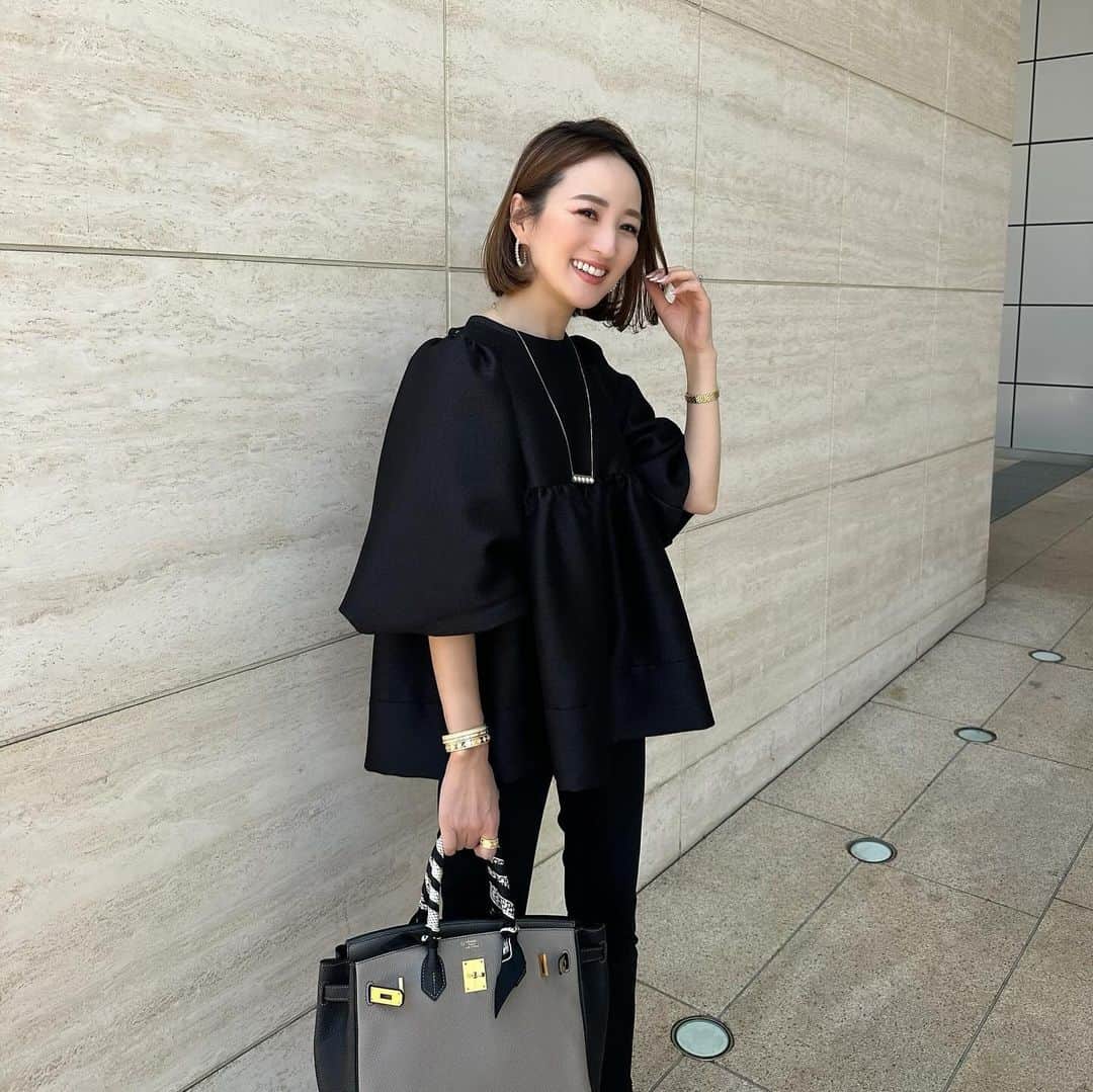 星玲奈のインスタグラム：「🖤 数日前はこんなカッコだったのに、、今日は冬コート🧥🥶 いよいよ冬の感じがきましたねー 撮ってもらったのに載せてなかったコーデ写真がたまっていて、、、もったいないので載せていこうかと🥹  top @_y_o_r_i_ #yori denim @motherdenim #motherdenim  shoes @sergiorossi #sergiorossi   #coordinate#fashion#outfit#ootd#instafashion#コーデ#コーディネート#ファッション」