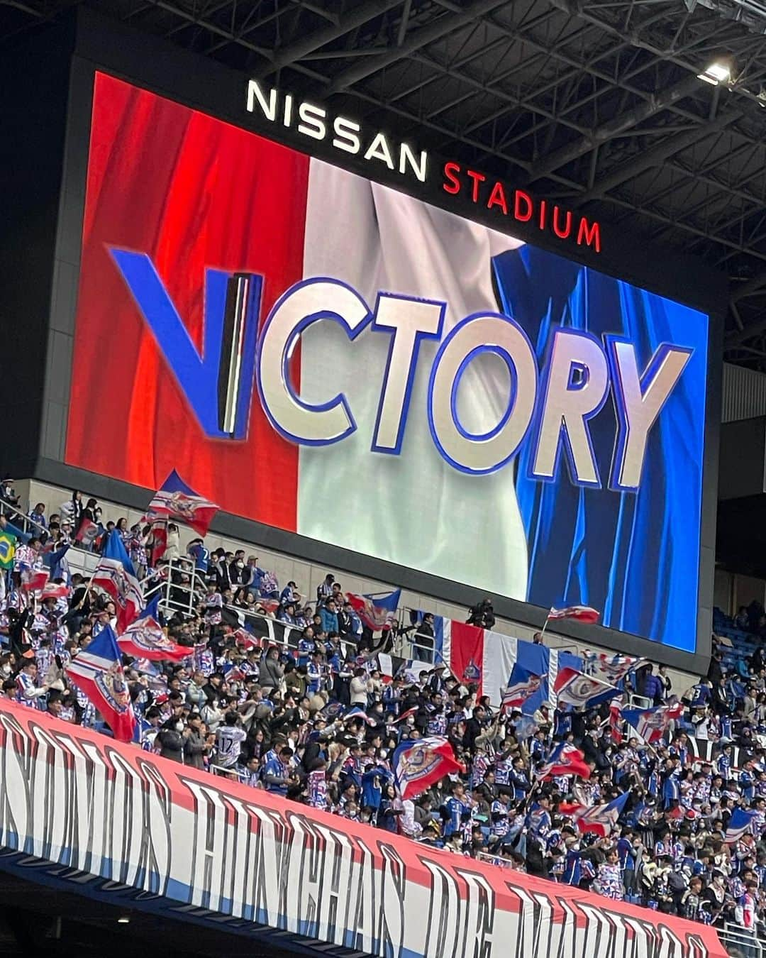 かなちゃさんのインスタグラム写真 - (かなちゃInstagram)「私も生まれ変わったらサッカー選手になりたい⚽️💙❤️笑!!   #横浜マリノス #日産スタジアム  #マリノス  #マリノス好きな人と繋がりたい  #マリノスサポーター  #マリノスファミリー  #横浜マリノスサポーター  #サッカー観戦  #サッカー女子  #サッカー好きな人と繋がりたい  #サッカー部⚽️ #背番号12」11月13日 0時25分 - muunmu