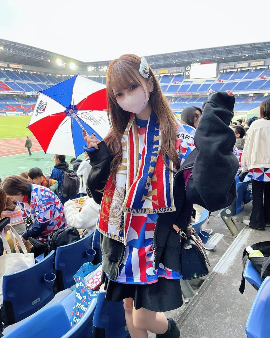 かなちゃさんのインスタグラム写真 - (かなちゃInstagram)「私も生まれ変わったらサッカー選手になりたい⚽️💙❤️笑!!   #横浜マリノス #日産スタジアム  #マリノス  #マリノス好きな人と繋がりたい  #マリノスサポーター  #マリノスファミリー  #横浜マリノスサポーター  #サッカー観戦  #サッカー女子  #サッカー好きな人と繋がりたい  #サッカー部⚽️ #背番号12」11月13日 0時25分 - muunmu