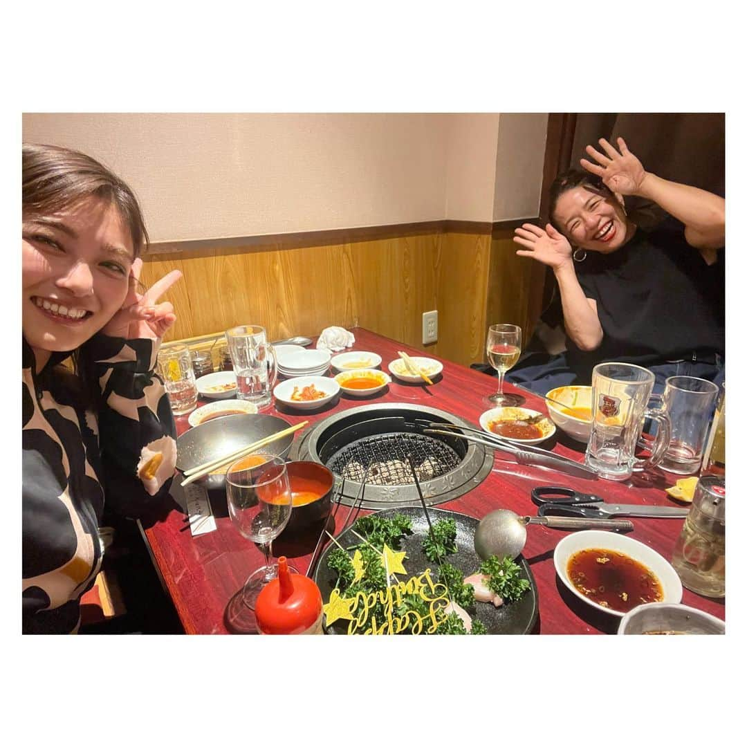 井上咲楽さんのインスタグラム写真 - (井上咲楽Instagram)「先月、浜口京子さんとご飯に行きました！  ロケで仲良くなってはじめて二人でごはん！ 浜口京子さんワールド全開でした！  焼肉屋さんで持ち物が臭くなるといけないから…！と自宅から30Lの袋を持参して貸してくださった浜口さん！  誕生日月だから…とお肉のケーキをサプライズで用意してくださったのですが、まるで浜口さんがサプライズされた側！みたいな写真が撮れました。  ほんとに澄んでいる方！ ありがとうございました😊✨」11月13日 0時26分 - bling2sakura