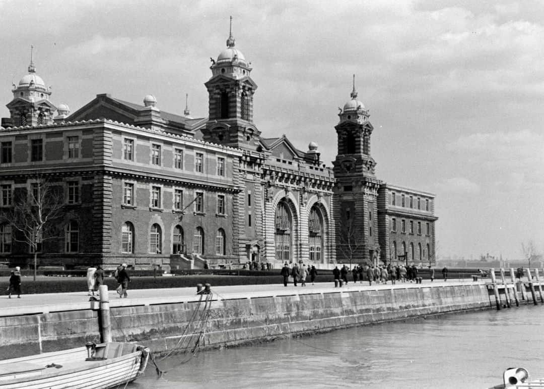 lifeのインスタグラム：「On this day in History - November 12, 1954, Ellis Island closed.   The gateway to America shut its doors sixty-nine years ago today after processing more than 12 million immigrants into the United States since its opening in 1892.   Click the link in our bio to see rare photos from Ellis Island from the LIFE Archive.   (📷 Hansel Meith, Alfred Eisenstaedt/LIFE Picture Collection)  #LIFEMagazine #LIFEArchive #LIFEPictureCollection #EllisIsland #NewYork #NYC #HanselMeith #AlfredEisenstaedt #1950s #OnThisDay #USHistory」