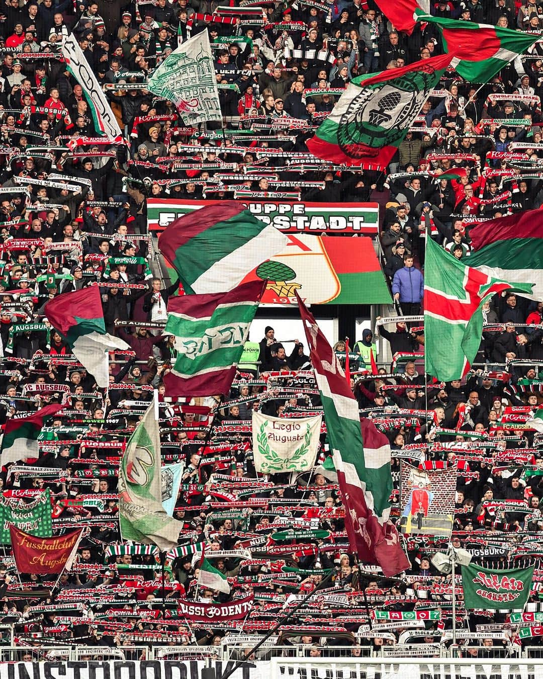 FCアウクスブルクのインスタグラム：「🗣 "Wir sind aus Augschburg, wir sind die Schwaben, Rot-Grün-Weiß sind uns`re Farben!" ❤️💚🤍  #FCA #FCA1907 #FCATSG #fcaugsburg」