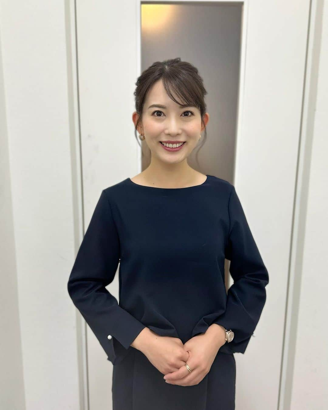 早川茉希さんのインスタグラム写真 - (早川茉希Instagram)「👗 先週のNEWS545衣装🤍  先日のセットアップがすごく可愛かったので ワンピースバージョンもお借りしました🥰 @dolce._official   袖のパールがちょこんとポイント🦪 ありがとうございました🤍  ヘアもいつも素敵に仕上げていただき嬉しい💓 懐かしのメイクさんとのトークも癒しの時間😚 さぁ、月曜日からも頑張ろう！🫶  #衣装 #衣装協力 @dolce._official @stylia_official  #ニュース #キャスター #仕事コーデ  #テレビ埼玉 #テレ玉 #アナウンサー #30代コーデ #30代ファッション #ワンピースコーデ」11月13日 0時31分 - maki_hayakawa