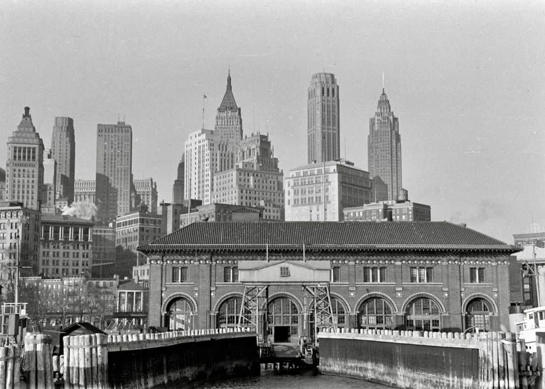 lifeさんのインスタグラム写真 - (lifeInstagram)「On this day in History - November 12, 1954, Ellis Island closed.   The gateway to America shut its doors sixty-nine years ago today after processing more than 12 million immigrants into the United States since its opening in 1892.   Click the link in our bio to see rare photos from Ellis Island from the LIFE Archive.   (📷 Hansel Meith, Alfred Eisenstaedt/LIFE Picture Collection)  #LIFEMagazine #LIFEArchive #LIFEPictureCollection #EllisIsland #NewYork #NYC #HanselMeith #AlfredEisenstaedt #1950s #OnThisDay #USHistory」11月13日 1時05分 - life