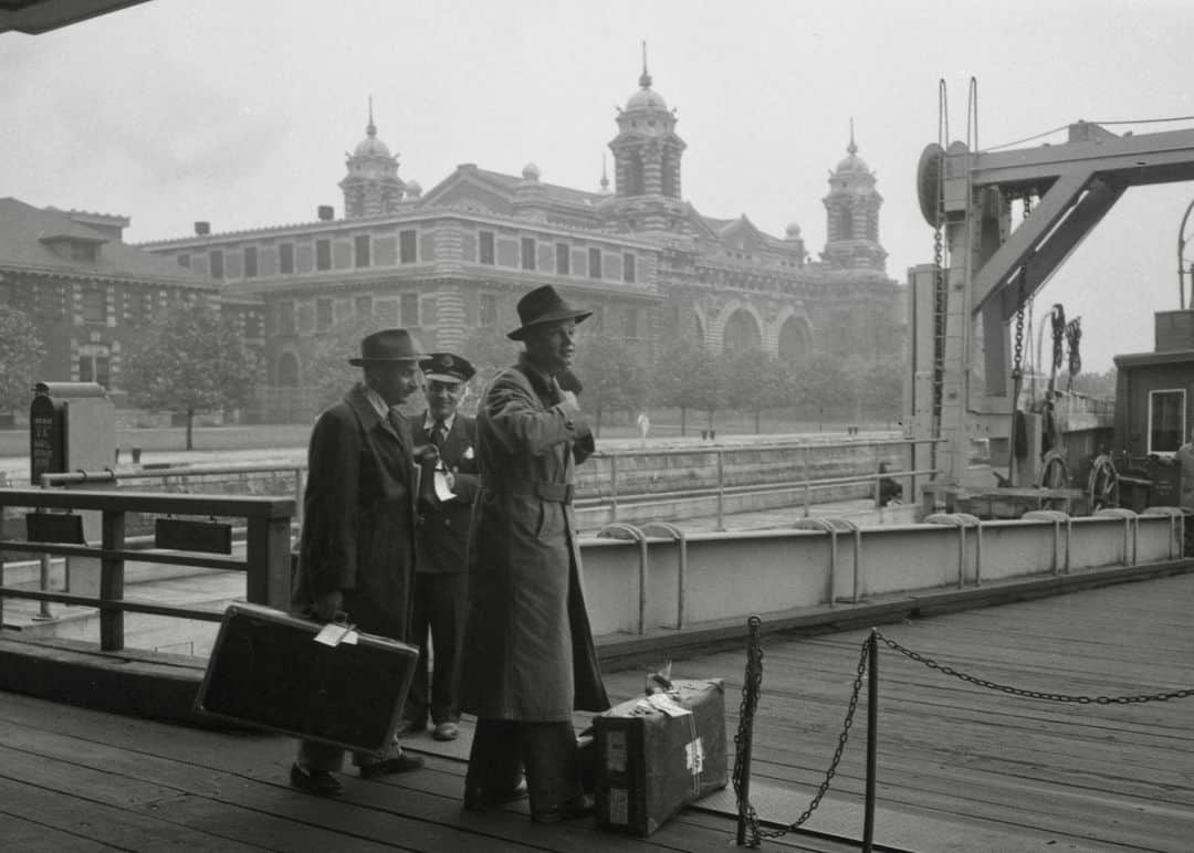 lifeさんのインスタグラム写真 - (lifeInstagram)「On this day in History - November 12, 1954, Ellis Island closed.   The gateway to America shut its doors sixty-nine years ago today after processing more than 12 million immigrants into the United States since its opening in 1892.   Click the link in our bio to see rare photos from Ellis Island from the LIFE Archive.   (📷 Hansel Meith, Alfred Eisenstaedt/LIFE Picture Collection)  #LIFEMagazine #LIFEArchive #LIFEPictureCollection #EllisIsland #NewYork #NYC #HanselMeith #AlfredEisenstaedt #1950s #OnThisDay #USHistory」11月13日 1時05分 - life